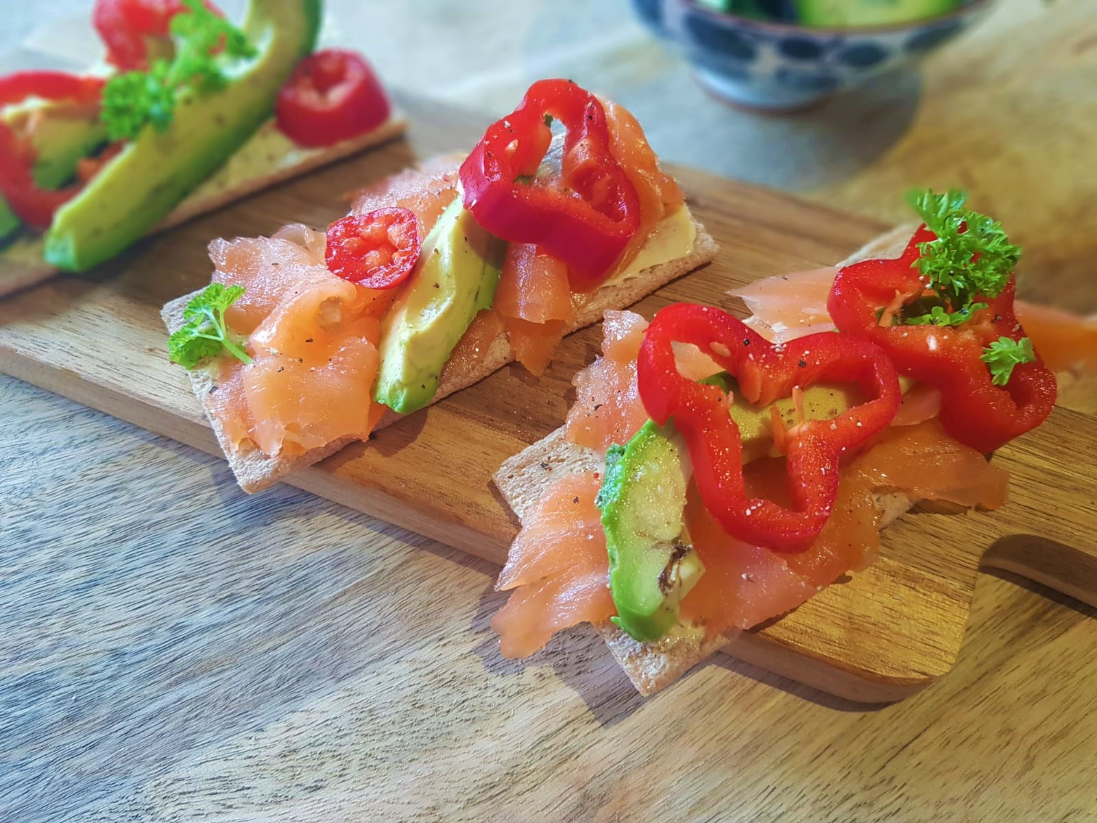 kastagne crackers met zalm en avocado